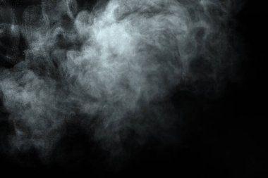 Siyah arkaplanda izole edilmiş soyut toz veya duman