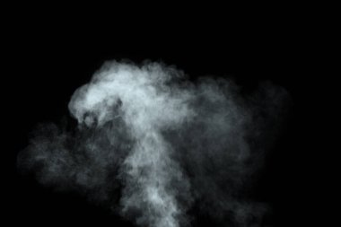 Siyah arkaplanda izole edilmiş soyut toz veya duman