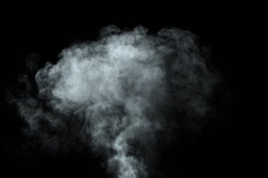 Siyah arkaplanda izole edilmiş soyut toz veya duman