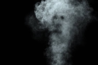 Siyah arkaplanda izole edilmiş soyut toz veya duman