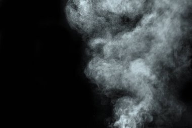 Siyah arkaplanda izole edilmiş soyut toz veya duman
