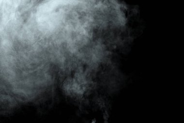 Siyah arkaplanda izole edilmiş soyut toz veya duman