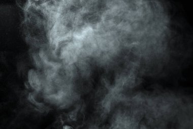 Siyah arkaplanda izole edilmiş soyut toz veya duman