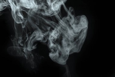 Siyah arkaplanda izole edilmiş soyut toz veya duman