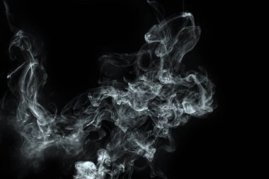 Siyah arkaplanda izole edilmiş soyut toz veya duman
