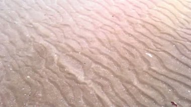 Deniz yüzeyindeki güneş ışığının yansıması, ağır çekim.