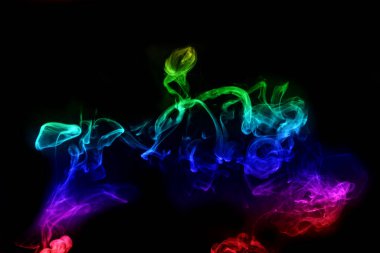 Siyah arkaplanda izole edilmiş soyut duman, gökkuşağı tozu