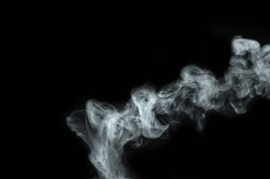 Siyah arkaplanda izole edilmiş soyut toz veya duman