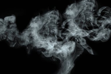 Siyah arkaplanda izole edilmiş soyut toz veya duman