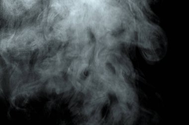 Siyah arkaplanda izole edilmiş soyut toz veya duman