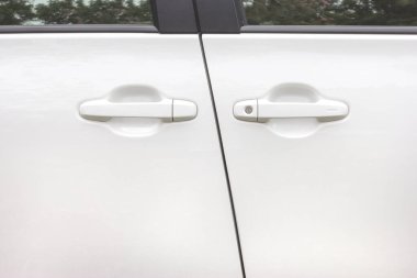 Beyaz araba kapı kolu