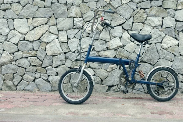 Blå Cykel Med Sten Bakgrund Vintage Effekt Filter — Stockfoto