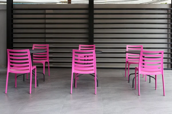 Üres Rózsaszín Ülés Szürke Kerek Asztal — Stock Fotó