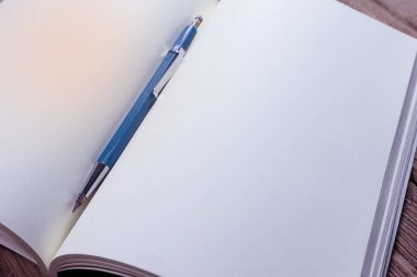 Ahşap zemin üzerinde debriyaj tipi kalem ile kapalı not defteri