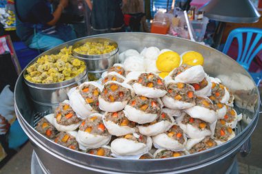 Buğulanmış çörek ve Çin atıştırmalığı.