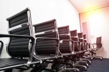 Odada sandalye deposu