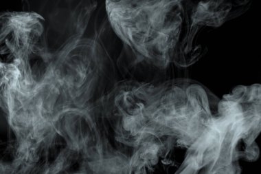 Siyah arkaplanda izole edilmiş soyut toz veya duman