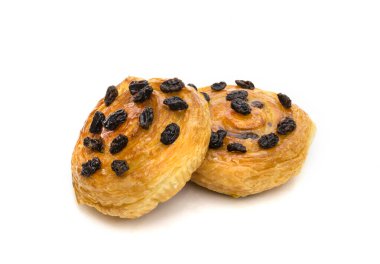 Beyaz üzerine yalıtılmış kuru üzümlü Danimarka çöreği.