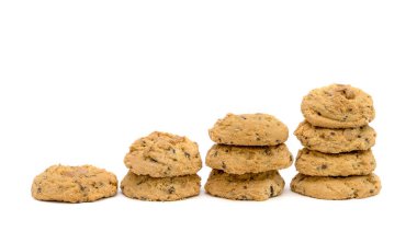 Beyaz arka planda izole edilmiş fındıklı tereyağlı kurabiye.