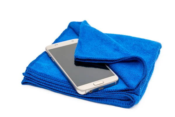 Beyaz Arka Planda Izole Edilmiş Mavi Mikrofiber Kumaşla Akıllı Telefon — Stok fotoğraf
