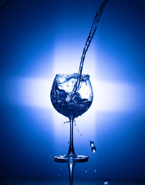 Water Het Wijnglas Gieten Met Achterlicht Zwarte Achtergrond — Stockfoto