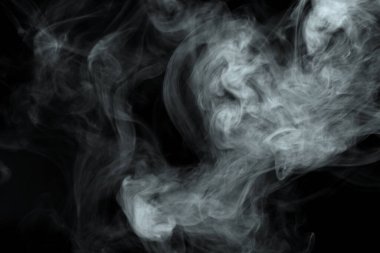 Siyah arkaplanda izole edilmiş soyut toz veya duman