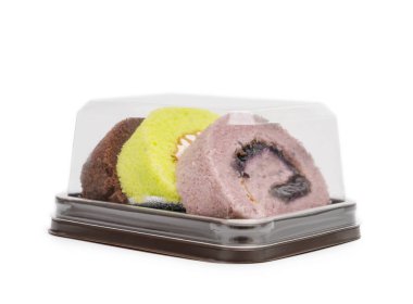 Plastik ambalajda reçelli kek, beyaz arkaplanda izole edilmiş.