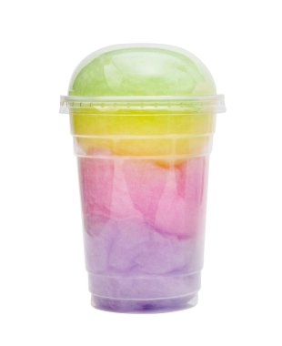 Beyaz arka planda izole edilmiş plastik bardaktaki pamuk şeker, kırpma yolu