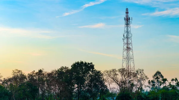 Torre Comunicación Con Luz Del Sol Mañana — Foto de Stock