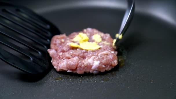 Close Koken Varkensvlees Hamburger Koekenpan Voor Het Koken Slow Motion — Stockvideo