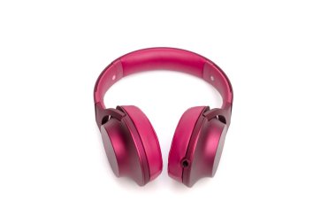 Kırmızı kulaklıklar beyaz arkaplanda izole edildi