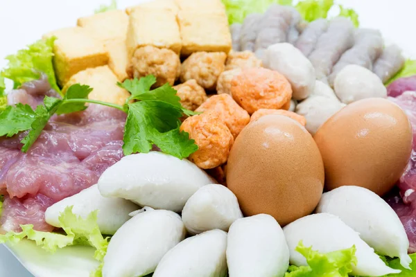 Albóndigas Sukiyaki Con Plato Blanco Aisladas Sobre Fondo Blanco — Foto de Stock