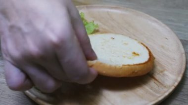 Yakın plan domuz burger ahşap tabak üzerinde, ev yapımı