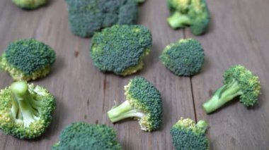 Ahşap zemin üzerine yakın plan brokoli. 