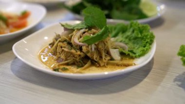 Baharatlı bambu salatası, Tayland yemeği. 