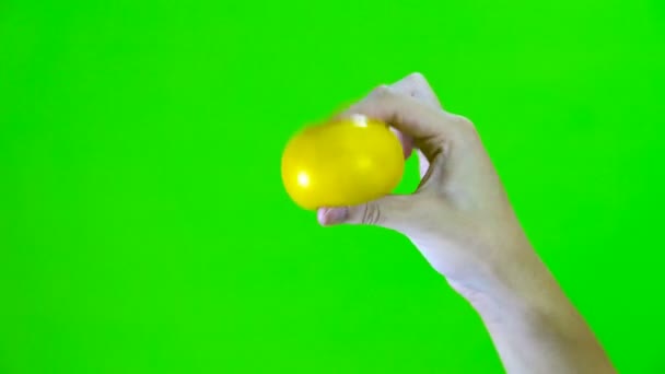 緑色の画面でストレスボールを保持手 — ストック動画
