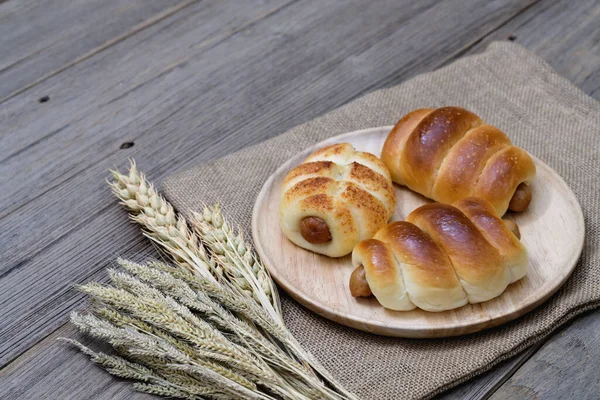 Korv Bröd Och Vete Öron Och Säck Trä Bakgrund — Stockfoto