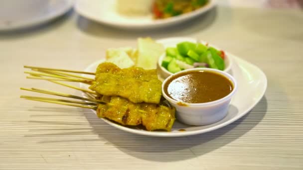 Satay Porco Com Molho Amendoim Comida Tailandesa — Vídeo de Stock