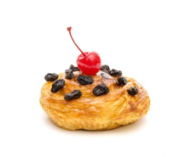 Kuru üzümlü Danimarka pastası ve beyaz arka planda izole edilmiş kırmızı kiraz.