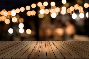 Bulanık restoran geçmişi olan üst masa.