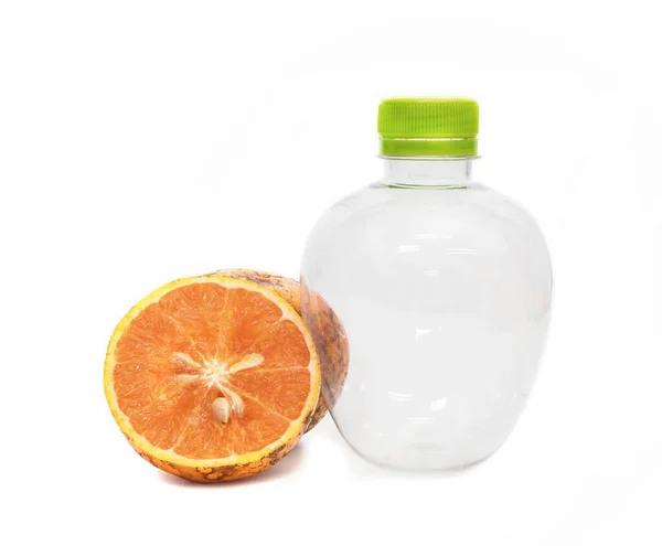 Naranja Con Botella Plástico Vacía Aislada Sobre Fondo Blanco Fruta — Foto de Stock