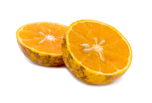 Mitad Naranja Aislada Sobre Fondo Blanco Fruta Tailandesa —  Fotos de Stock