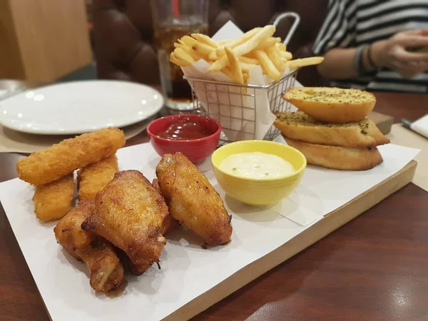 Stekt Kyckling Och Pommes Frites Och Vitlöksbröd Bordet — Stockfoto