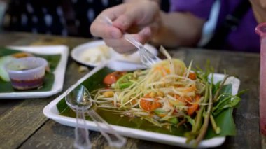 Papaya salatası yiyen kişi, Tayland yemeği.