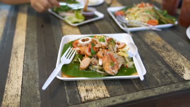 Frutos Mar Picantes Salada Macarrão Salsicha Comida Tailandesa — Vídeo de Stock