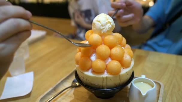 Pessoa Comendo Bingsoo Cantaloupe Sobremesa Gelo Coreano — Vídeo de Stock