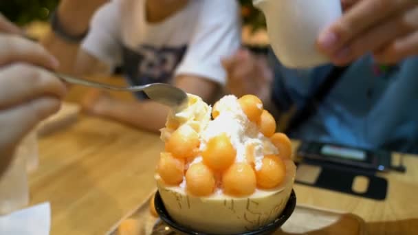 Людина Яка Їсть Бінґсо Канталупе Корейський Десерт Льоду — стокове відео