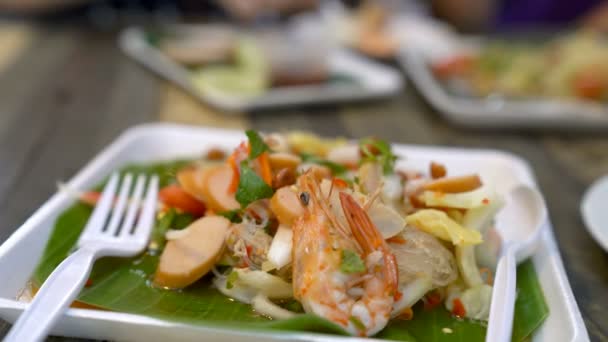Würzige Meeresfrüchte Und Nudel Und Wurstsalat Mit Papayasalat Thailändisches Essen — Stockvideo