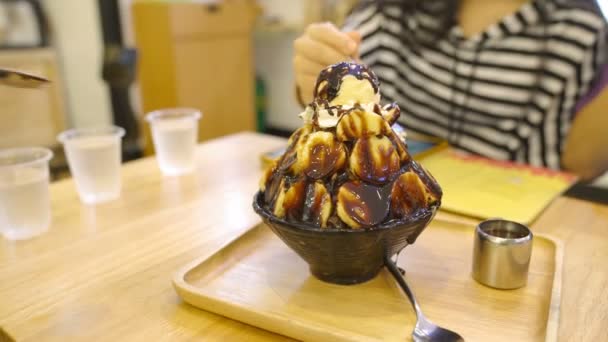 Хто Їсть Банан Бінцсо Шоколадом Корейський Льодовий Десерт — стокове відео