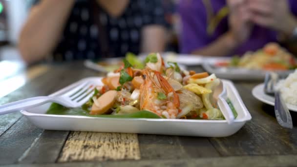 Pittige Zeevruchten Noedels Worstsalade Met Persoon Die Papaya Salade Eet — Stockvideo